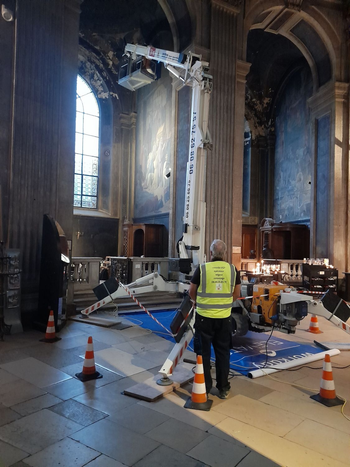 Un homme utilise un ascenseur dans une église