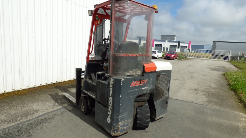 Chariot élévateur sur un chemin