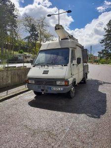 Fourgonnettes blanche sur route