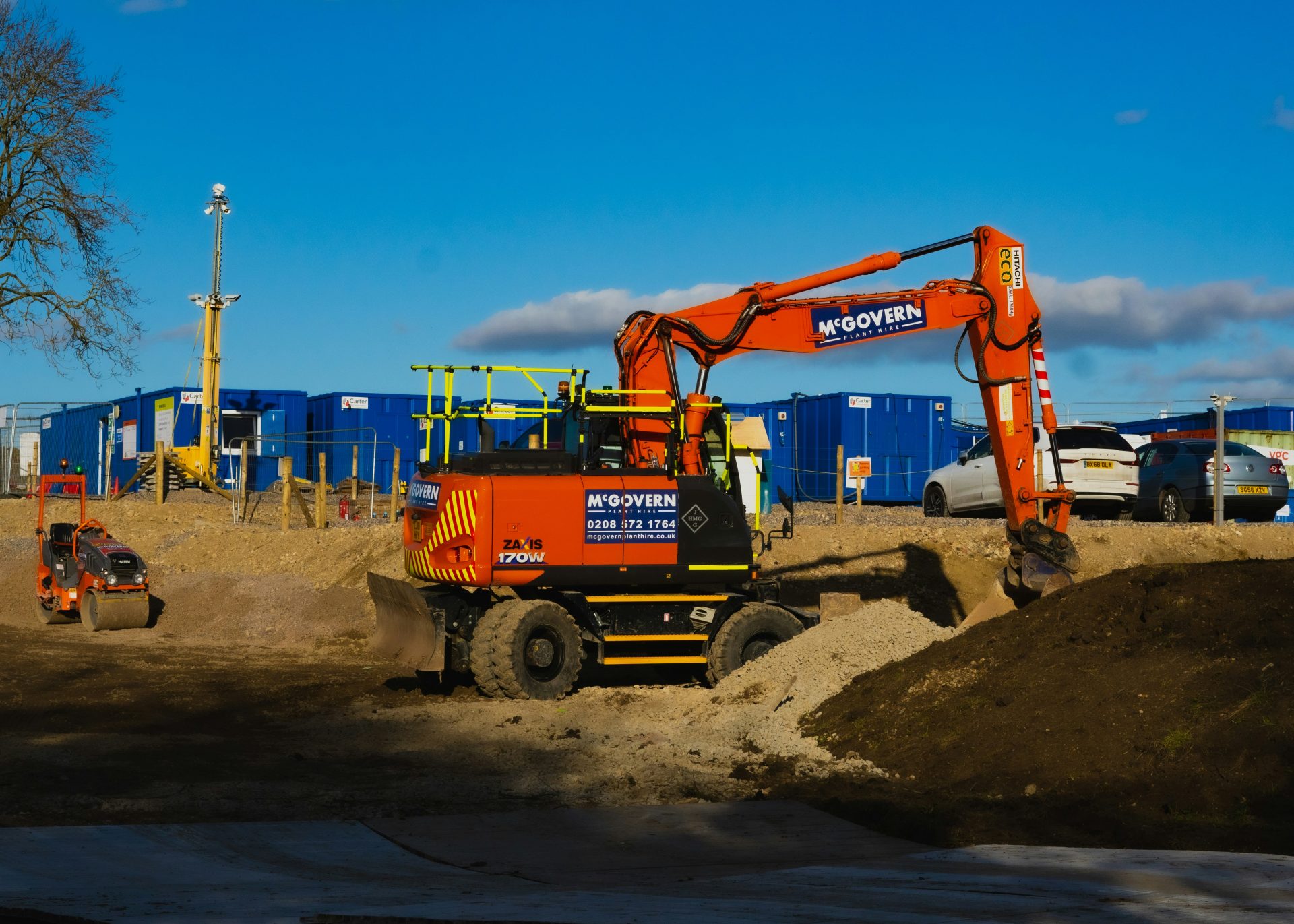 équipement lourd orange et noir sur du sable brun pendant la journée