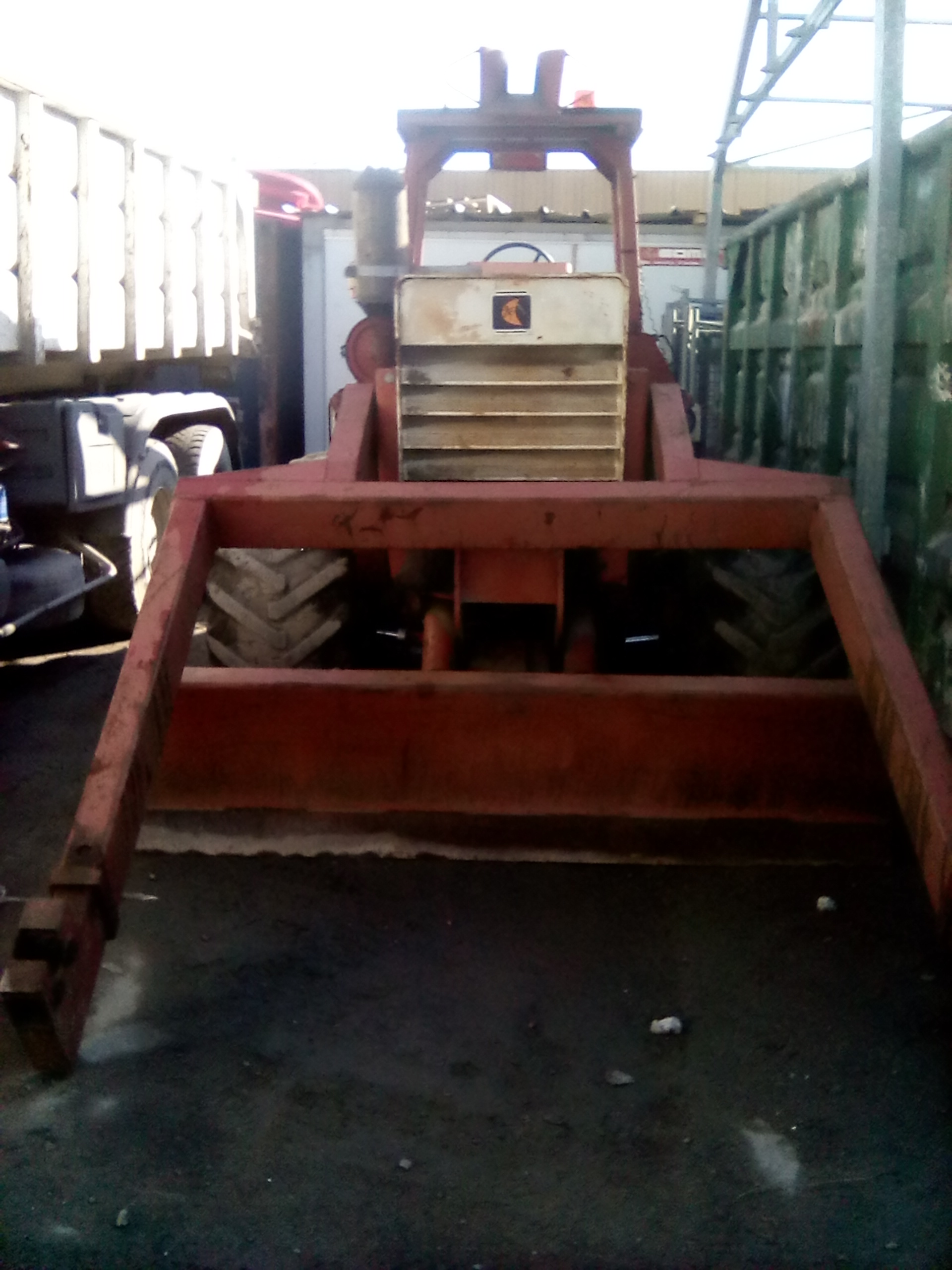 Tracteur rouge dans un entrepôt