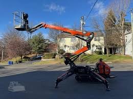 Grue araignée orange sur roues